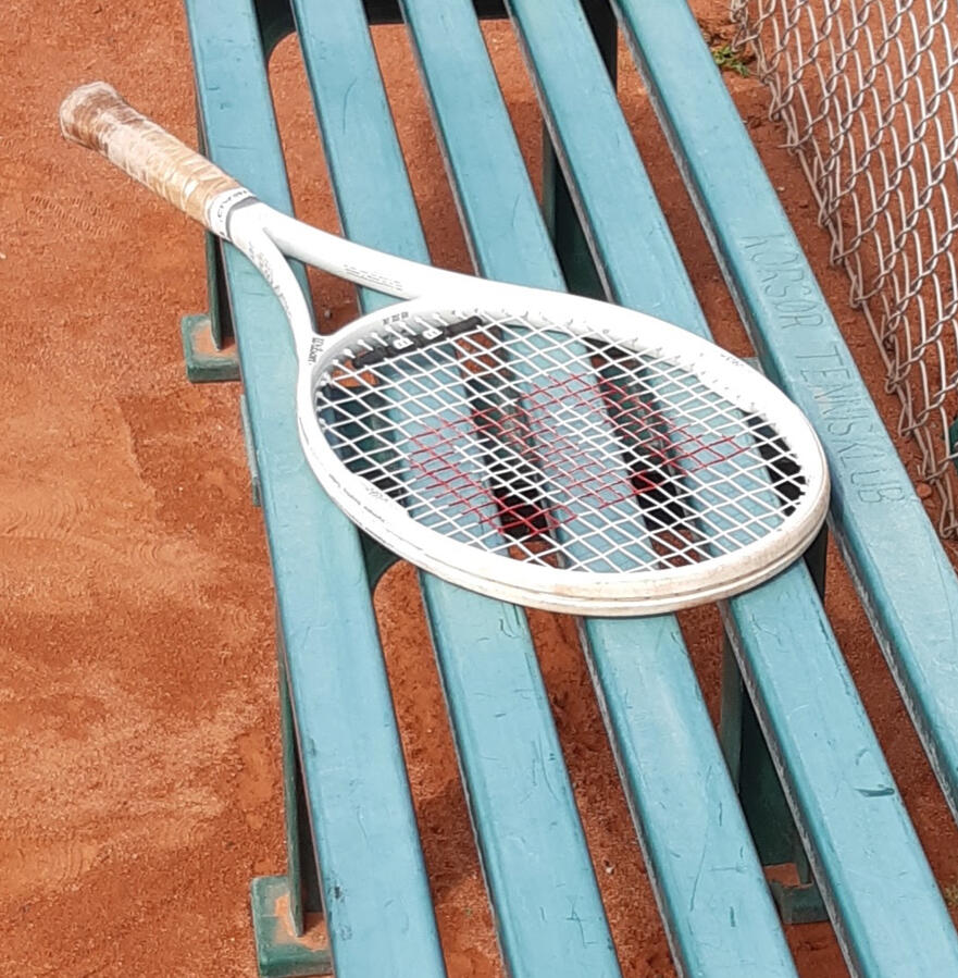 Tennisketcher Billede af tennisketcher på en bænk
